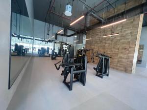 un gimnasio con filas de cintas de correr y máquinas elípticas en Forte Downtown Dubai, en Dubái