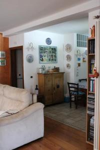 ein Wohnzimmer mit einem Sofa und einem Tisch in der Unterkunft Casa Colori (C.I.R. 014051) in Poggiridenti