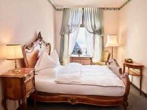 Postel nebo postele na pokoji v ubytování Grandhotel Giessbach