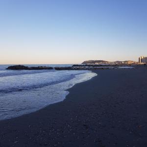 une plage avec l'océan et des bâtiments en arrière-plan dans l'établissement LuxurySmart, à Misano Adriatico