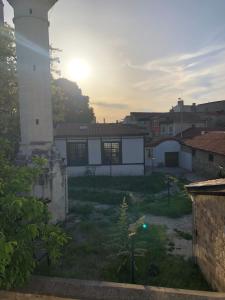 un faro in mezzo a un cortile con un edificio di edr ulus 22otel a Edirne