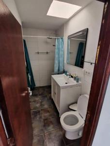 W łazience znajduje się toaleta, umywalka i lustro. w obiekcie Bungalow Primavera w Puerto del Carmen