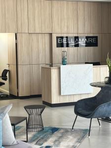 - un hall avec une table, des chaises et un comptoir dans l'établissement Flat 2 Block 15 Bellamare, à Port Elizabeth