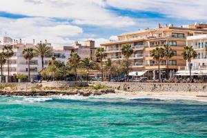 Blick auf den Strand mit einem Hotel in der Unterkunft EUREKA Sea Views & Comfort in Cala Millor