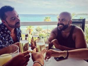 Eine Gruppe von Männern sitzt an einem Tisch und trinkt Champagner. in der Unterkunft EUREKA Sea Views & Comfort in Cala Millor + 16 Fotos
