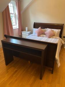 Postel nebo postele na pokoji v ubytování clover cottage