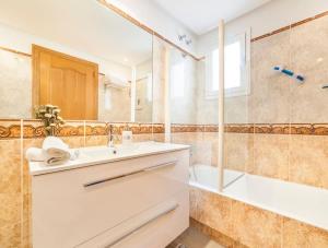 ein Badezimmer mit Waschbecken, Badewanne und Dusche in der Unterkunft EUREKA Sea Views & Comfort in Cala Millor