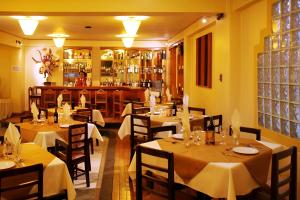 En restaurant eller et andet spisested på Hotel El Puma