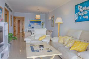 ein Wohnzimmer mit einer Couch und einem Couchtisch in der Unterkunft EUREKA Sea Views & Comfort in Cala Millor