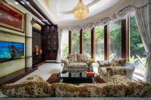 峴港的住宿－S Villa Đà Nẵng Gần Biển，带沙发和大窗户的客厅