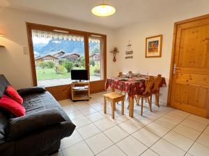 a living room with a table and a couch at Appartement Samoëns, 3 pièces, 6 personnes - FR-1-624-30 in Samoëns