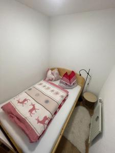 ein kleines Schlafzimmer mit einem Etagenbett mit einem Kinderbett in der Unterkunft vom See auf die Skipiste in Feldkirchen in Kärnten
