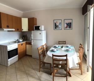 Kuchyň nebo kuchyňský kout v ubytování Apartments Dante
