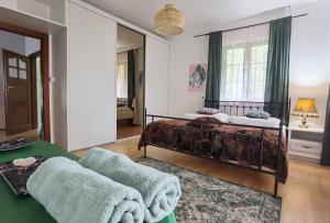 Tempat tidur dalam kamar di Apartament Wodna Ostoja z kominkiem
