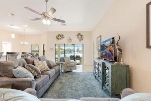 Televiisor ja/või meelelahutuskeskus majutusasutuses BRAND NEW Paradise with never ending Sunsets - Villa Chillax N Sunsets - Roelens Vacations