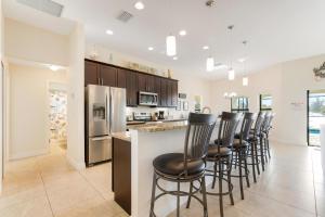 Köök või kööginurk majutusasutuses BRAND NEW Paradise with never ending Sunsets - Villa Chillax N Sunsets - Roelens Vacations