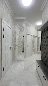 baño con ducha a ras de suelo y puerta de cristal en Best view in city, secured 24/7 en Bishkek
