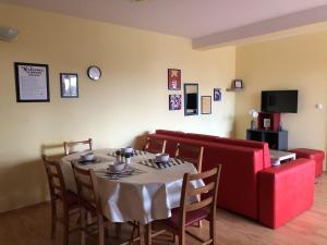 TV a/nebo společenská místnost v ubytování Apartments Dante