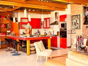 a kitchen with red cabinets and a red counter top at Apartamento Pacifico in Viña del Mar