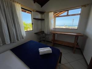 Un dormitorio con una cama azul y una ventana en Pousada Mirante, en Florianópolis