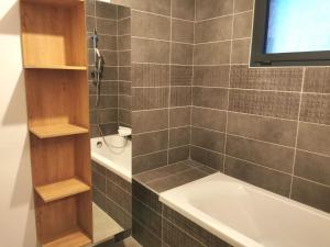 A bathroom at Sens: Villa Prenium, suite et jardin 3 chambres