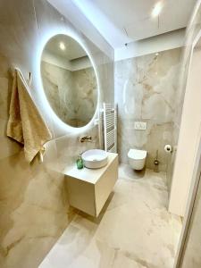 La salle de bains est pourvue d'un lavabo, de toilettes et d'un miroir. dans l'établissement Stylish 3 bedroom apartment in the hearth of city center with history, à Bratislava