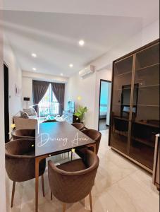- Zona de comedor con mesa y sillas en una habitación en Face Malaysia Tallest Tower 118 in Kuala Lumpur, en Kuala Lumpur