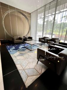 una sala de espera con sillas y una mesa de cristal en Face Malaysia Tallest Tower 118 in Kuala Lumpur, en Kuala Lumpur