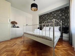 a bedroom with a bed with a black and white wallpaper at Apartament Dana Browna in Jelenia Góra