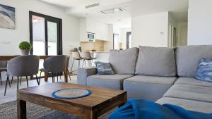 ein Wohnzimmer mit Sofa und Tisch in der Unterkunft PANORAMIC pool & mountains house in Finestrat + 17 Fotos