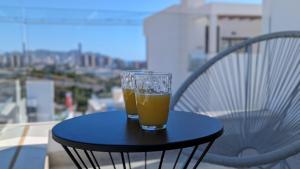 Ein Glas Orangensaft steht auf einem Tisch auf einem Stuhl in der Unterkunft PANORAMIC pool & mountains house in Finestrat