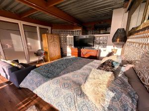 a living room with a bed and a couch at Apartamento Pacifico in Viña del Mar