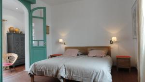 a bedroom with a bed with a green door at Le rivage in Biscarrosse-Plage
