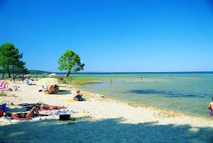 a group of people laying on a beach at Le rivage in Biscarrosse-Plage