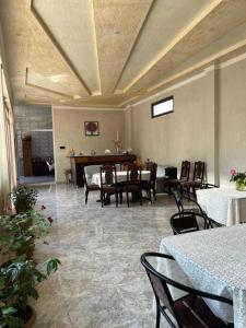 ein großes Zimmer mit Tischen und Stühlen und einem Esszimmer in der Unterkunft TikTok house in Kobuleti