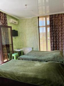 ein Hotelzimmer mit 2 Betten und einem Fenster in der Unterkunft TikTok house in Kobuleti