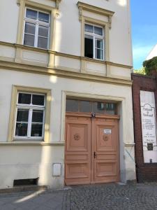 ein Gebäude mit einer großen Tür an der Seite in der Unterkunft Ferienwohnung am Marienplatz in Görlitz