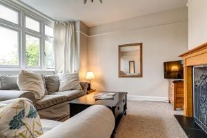 uma sala de estar com um sofá e uma mesa em Lavender House em Oxford