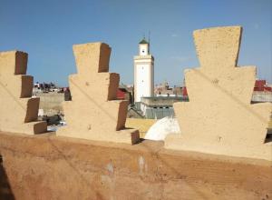 vista dal tetto di un edificio con faro di KAYEZER a Rabat