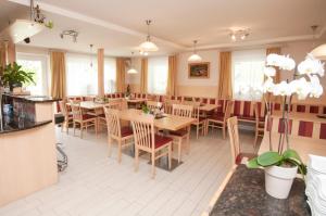 MörtschachにあるBed&Breakfast Schwaigerのダイニングルーム(木製のテーブルと椅子付)