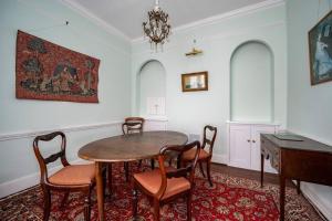 uma sala de jantar com mesa e cadeiras em Hanwell House, Long Melford em Long Melford