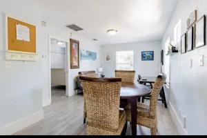 a dining room with a table and chairs at One bedroom apt with private patio near Fort Lauderdale beach in Fort Lauderdale