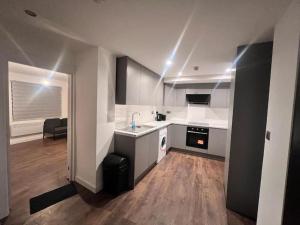 a kitchen with a sink and a counter top at Aylesbury Apartment 3 with Parking in Buckinghamshire