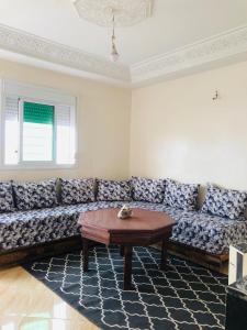 a living room with a couch and a table at A 5 minutos del aeropuerto de fes in Oulad Tayeb