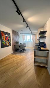 een lege kamer met een keuken en een woonkamer bij Belle Vue Malaga Suite in Málaga