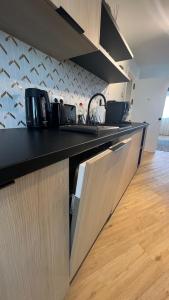 - une cuisine avec un comptoir et une cafetière dans l'établissement Belle Vue Malaga Suite, à Malaga