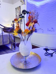 un vaso di vetro con dei fiori sul tavolo di BeB Boreale a Napoli