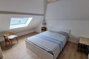 尚貝里的住宿－Spacieux T3 neuf au calme proche toutes commodités，卧室配有床、椅子和窗户。