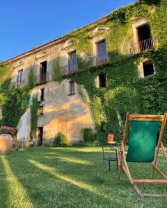 un edificio antiguo con una silla delante en Palazzo Mazziotti en Celso