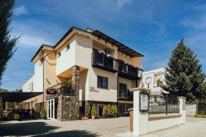 ein großes Haus mit Balkon auf einer Straße in der Unterkunft Apartmány Teddy Bojnice in Bojnice